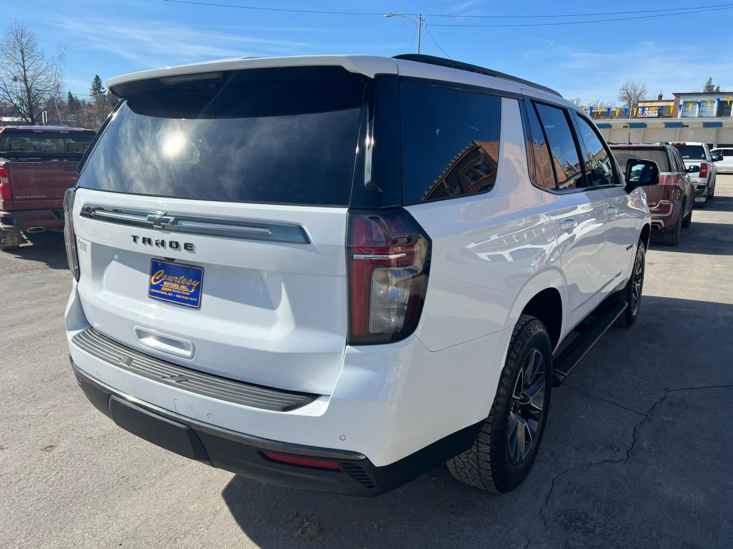 2022 WHITE /Black Chevrolet Tahoe Z71 w/ Luxury Package (1GNSKPKD6NR) with an 5.3L V8 engine, Automatic transmission, located at 116 5th Avenue South, Lewistown, MT, 59457, 47.063877, -109.427879 - Experience the power and luxury of the 2022 Chevrolet Tahoe Z71. This stunning SUV combines rugged durability with unmatched comfort, making it the perfect vehicle for any adventure. Whether you're navigating city streets or exploring off-road trails, the Tahoe Z71 delivers a smooth, responsive ride - Photo#2